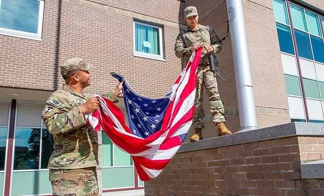 军校学生正在升旗